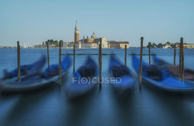 Venezia gondole con la Chiesa di San Giorgio maggiore sullo sfondo, Venezia, Italia — Foto stock