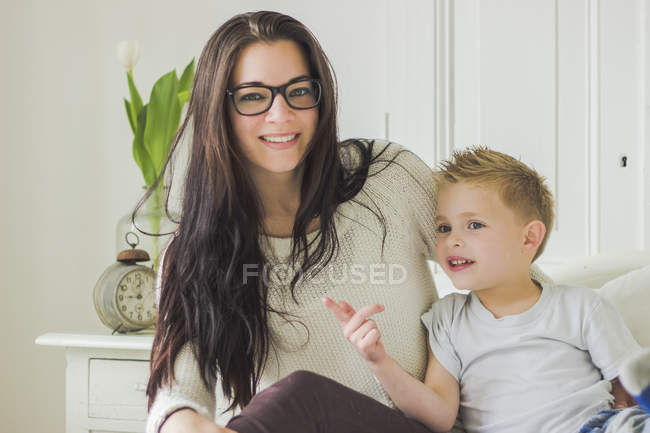 Portrait de mère avec cool enfant à la maison — Photo de stock