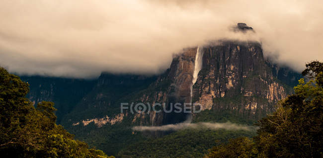Живописный вид облаков над водопадами Ангела, Национальный парк Канайма, Гран-Сабана, Венесуэла — стоковое фото