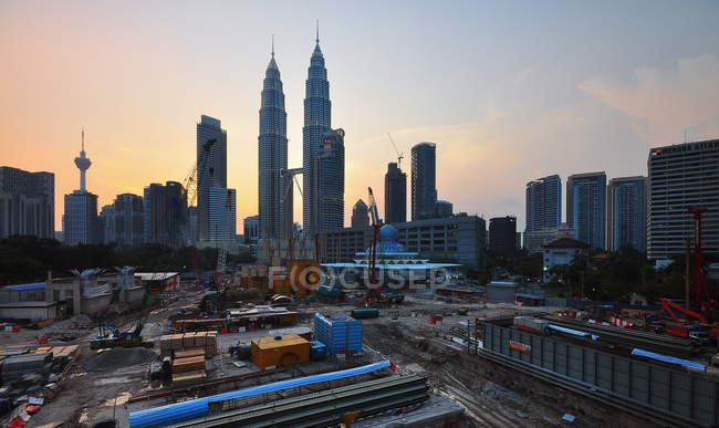 Vista panorámica de las obras de construcción en Kuala Lumpur, Malasia - foto de stock