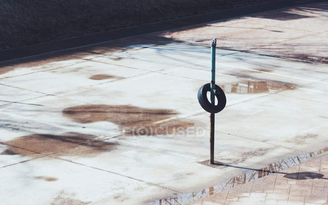 Abandoned public sports court and puddles of water, Gimpo, South Korea — Stock Photo