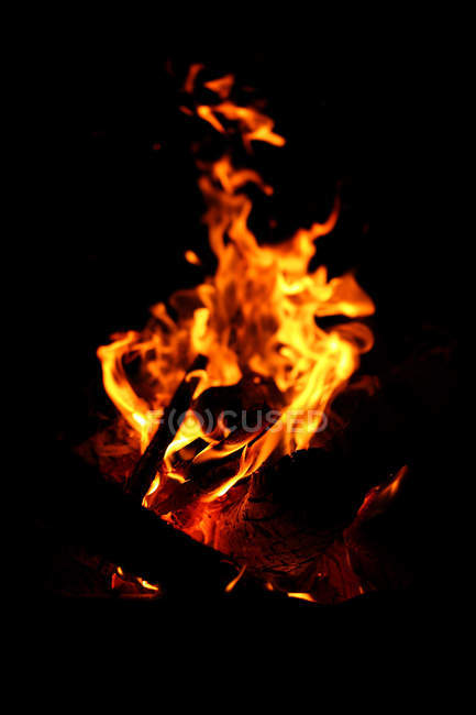 Vista de cerca de las llamas en el fuego por la noche - foto de stock