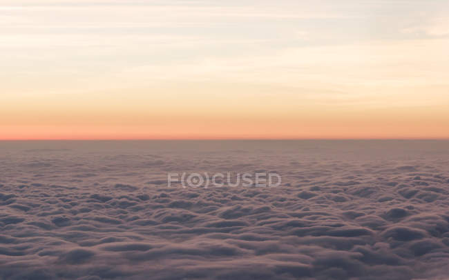 Nubes esponjosas vistas desde el monte Fuji al amanecer, Japón - foto de stock