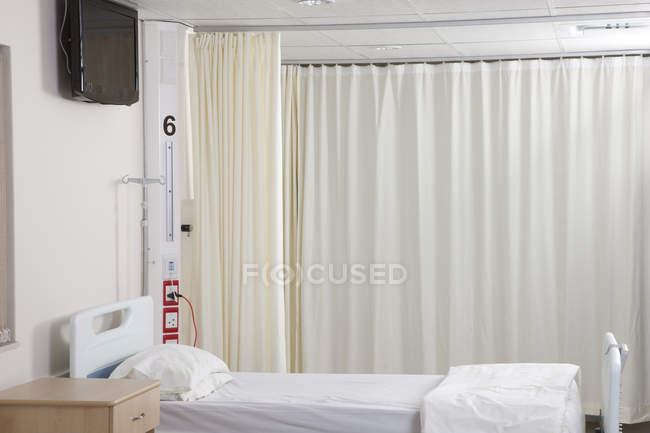 Порожнє лікарняне ліжко в лікарні — стокове фото