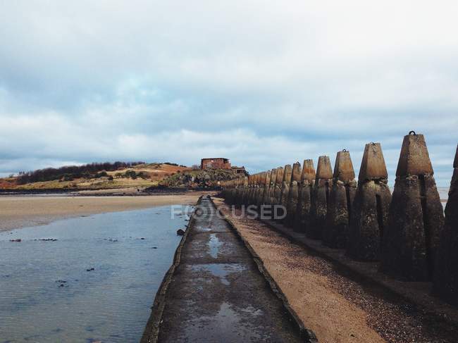 Footpath towards bunker, Cramond Island, Scotland — Stock Photo