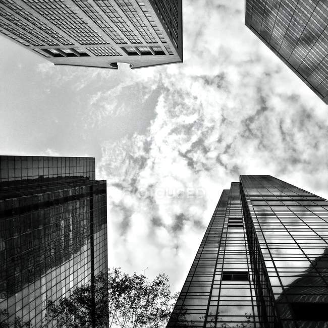 Взгляд на Skyscrapers of Madison and Fifth Avenue, New York City, New York State, USA — стоковое фото