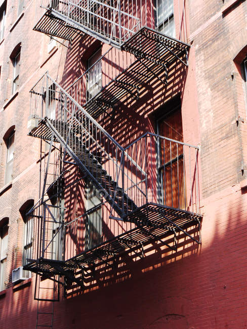 Vista de escada de incêndio, New York City, New York State, EUA — Fotografia de Stock