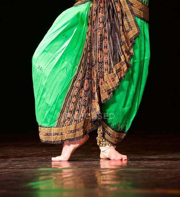 Abgeschnittenes Bild einer Frau beim traditionellen indischen Tanz — Stockfoto