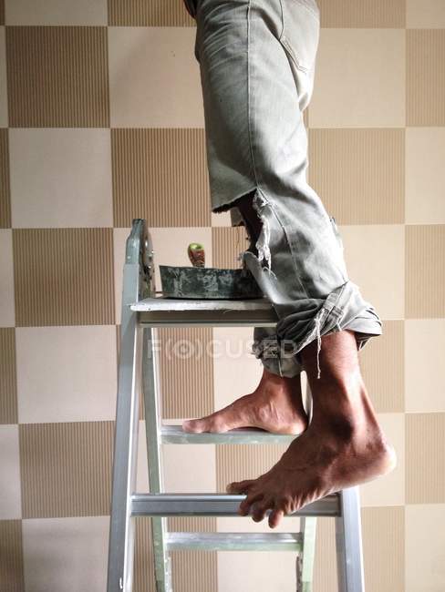 Close-up vista parcial do homem em pé na escada — Fotografia de Stock