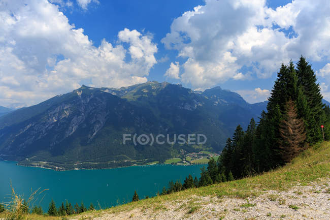 Мальовничий вид на гірському озері, горами Карвендель, Австрія — стокове фото