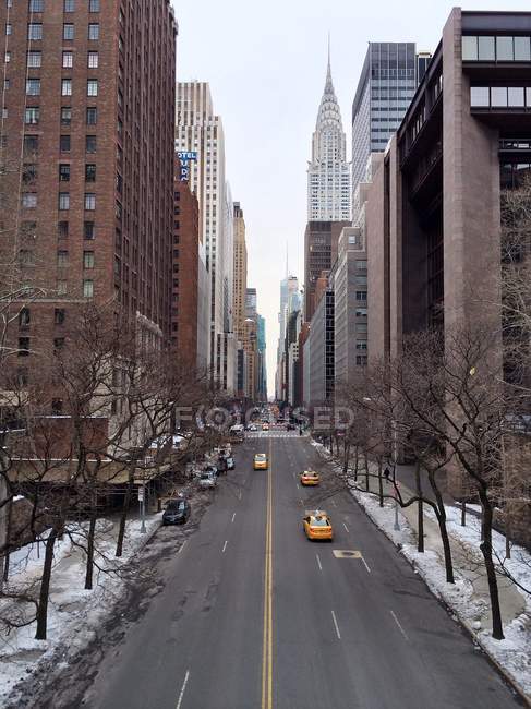 Vista superior del paisaje urbano y los coches de Manhattan, Nueva York, Estados Unidos - foto de stock