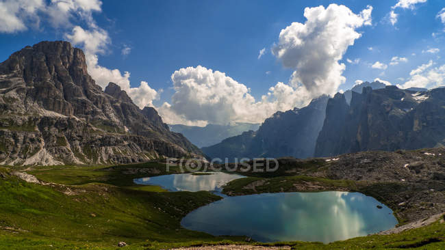 Vue panoramique sur le lac Piani et le paysage montagneux, Dolomites, Italie — Photo de stock