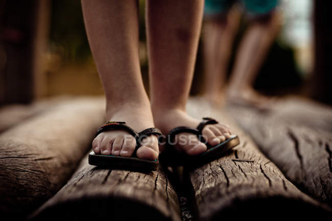 Imagem cortada de pés em chinelos — Fotografia de Stock