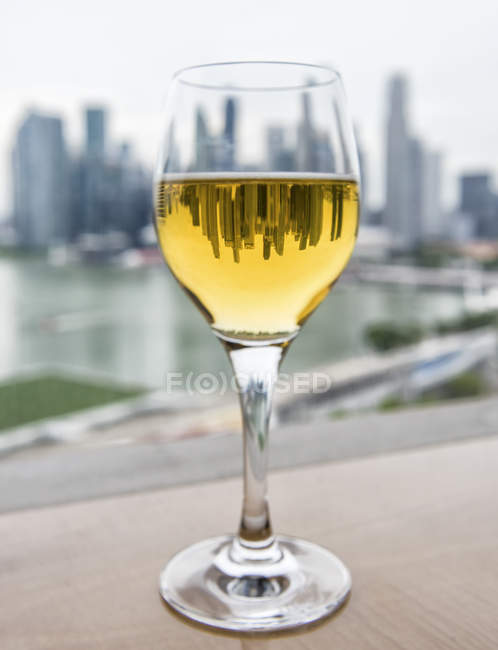 Skyline Singapour reflété dans un verre de vin — Photo de stock