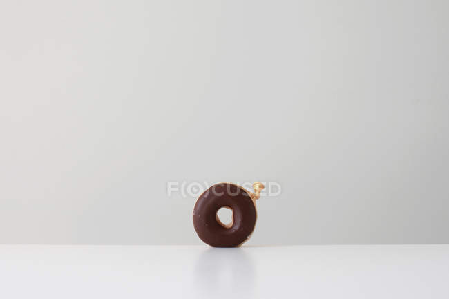 Rosquilla conceptual hecha de un globo sobre fondo blanco - foto de stock