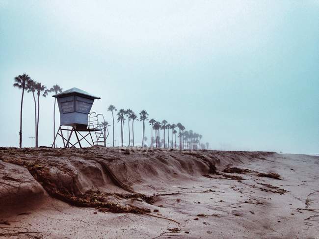 Lifeguard tower on beach, Santa Barbara, California, USA — Stock Photo