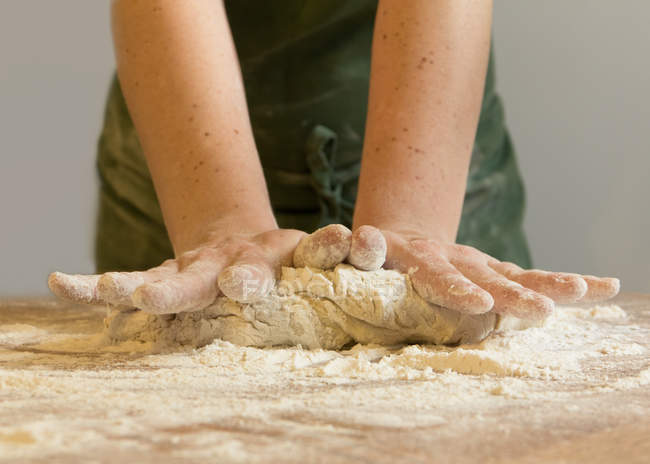 Vue rapprochée des mains de femme pétrissant la pâte — Photo de stock