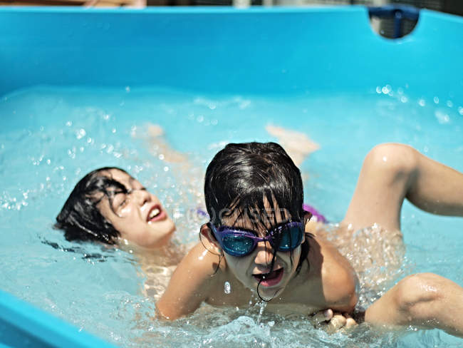 Закрытый вид двух мальчиков, играющих в бассейне — стоковое фото