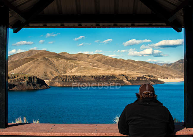 Estados Unidos, Idaho, Ada, Boise, Lucky Peak, Hombre disfrutando de la vista del lago - foto de stock
