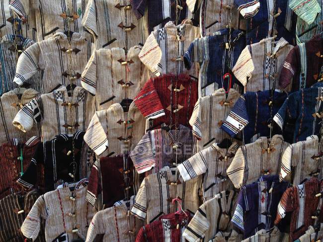 Vestes en laine suspendues dans le marché local, Fès, Maroc — Photo de stock