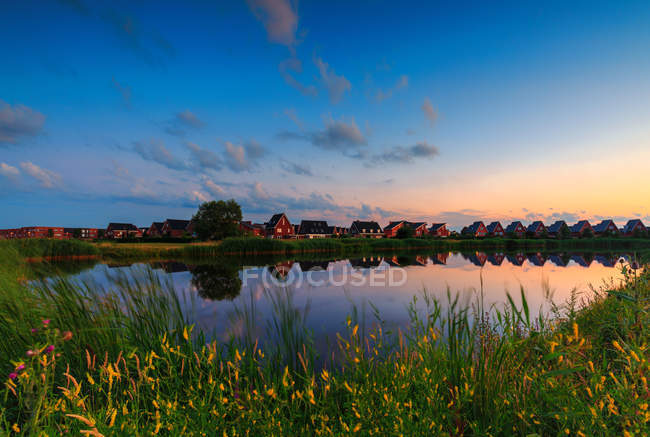 Vista panorâmica das casas ao longo do rio ao pôr do sol, Arnhem, Gelderland, Holanda — Fotografia de Stock