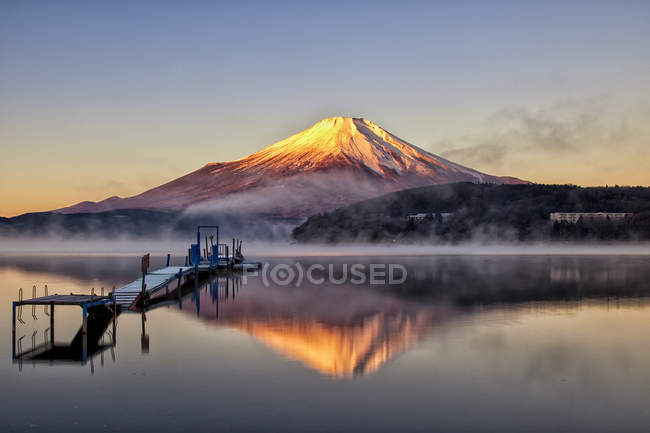 Vista panorámica de la mañana en el lago Yamanaka con el Monte Fuji - foto de stock