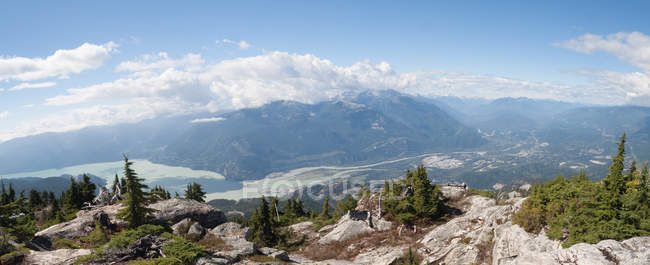 Vue panoramique de la rivière Squamish se jetant dans la baie Howe, Colombie-Britannique, Canada — Photo de stock