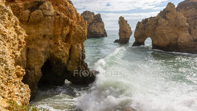 Falésias e praia, Carvoeiro, Faro, Portugal — Fotografia de Stock