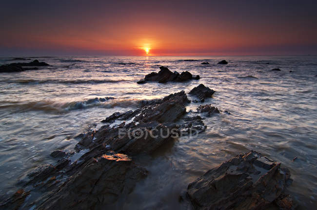 Coucher de soleil majestueux sur les rochers de Malaisie, Desaru, Tanjung Balau — Photo de stock