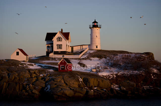 Farol no pôr do sol de inverno, EUA, Maine, Cabo Neddick — Fotografia de Stock