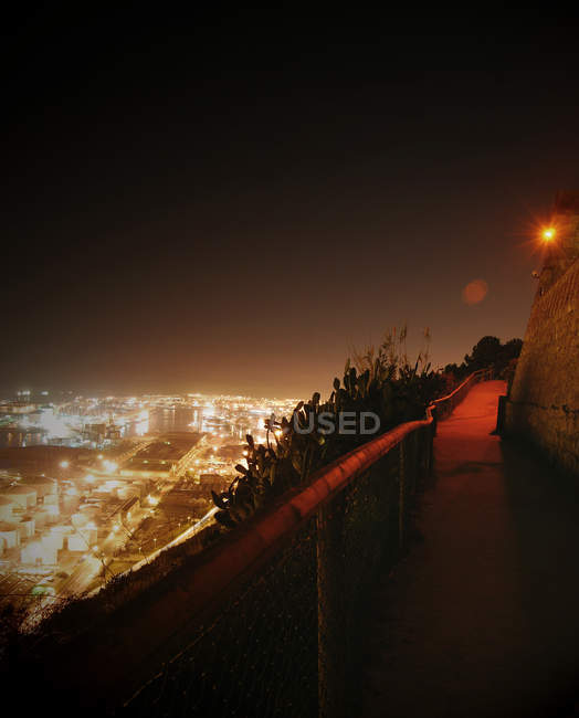 Vista panorámica de Golden Path cerca del castillo por la noche, Barcelona, España - foto de stock
