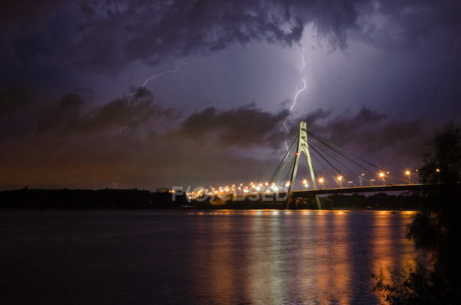 Vista panorámica del puente en tormenta, Kiev, Ucrania - foto de stock