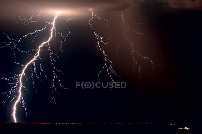 США, Аризона, округ Марикопа, живописный вид на молнии над Тонопой — стоковое фото