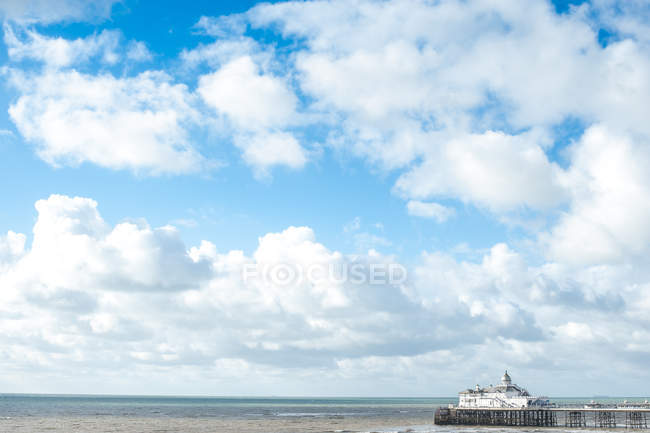 Vista panorámica del muelle de Eastbourne, East Sussex, Reino Unido - foto de stock