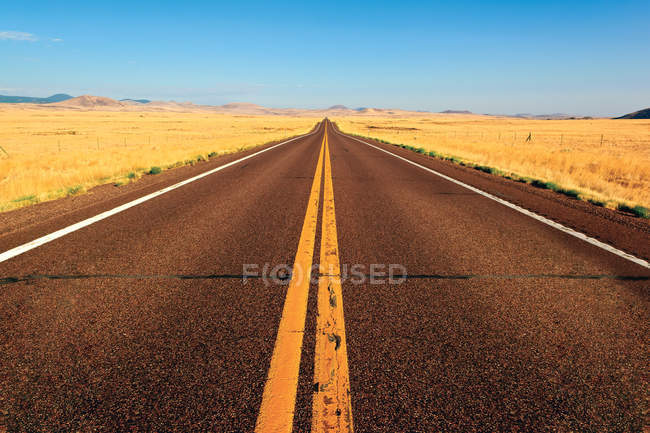 Живописный вид на дорогу между Спринвиллом и Шоу-Лоу, Аризона, США — стоковое фото