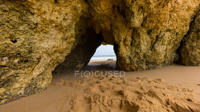 Naturbogen in Felsen am Strand, guia, faro, portugal — Stockfoto