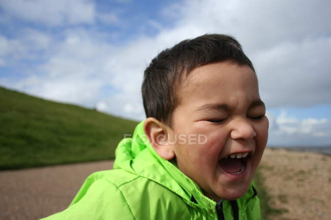 Крупним планом портрет чарівного маленького хлопчика сміється — стокове фото
