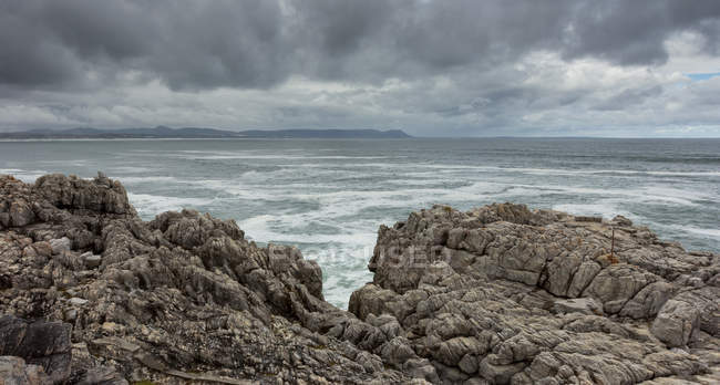 Scenic view of coastline, Cape Town (Ciudad del Cabo), Western Cape, Sudáfrica - foto de stock