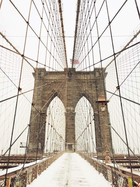 Бруклинский мост в снегу, Нью-Йорк, Америка, США — стоковое фото