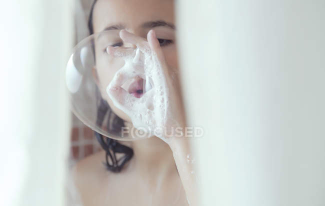 Дівчина Іспанії, Малага, душа і робить мильних бульбашок — стокове фото