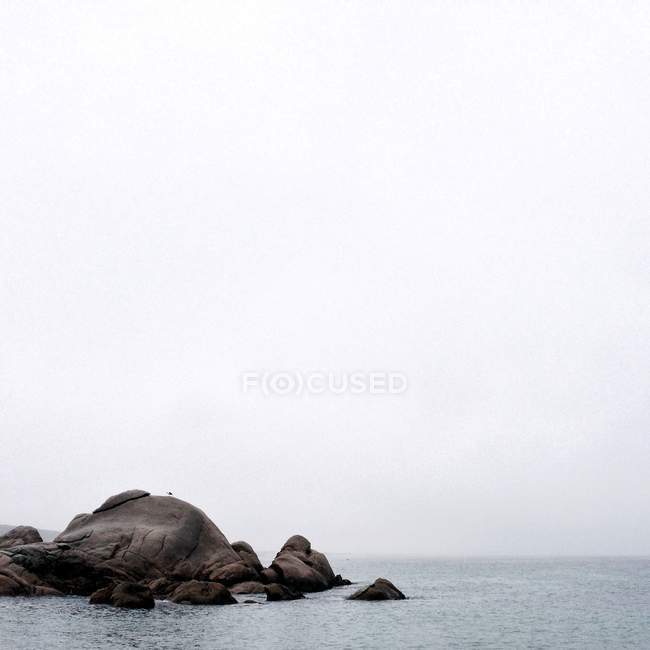 Vue panoramique sur les rochers dans la mer, espace de copie — Photo de stock
