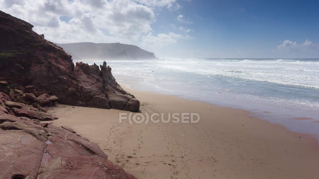 Vista panoramica sulla spiaggia vuota, Bordeira, Faro, Portogallo — Foto stock