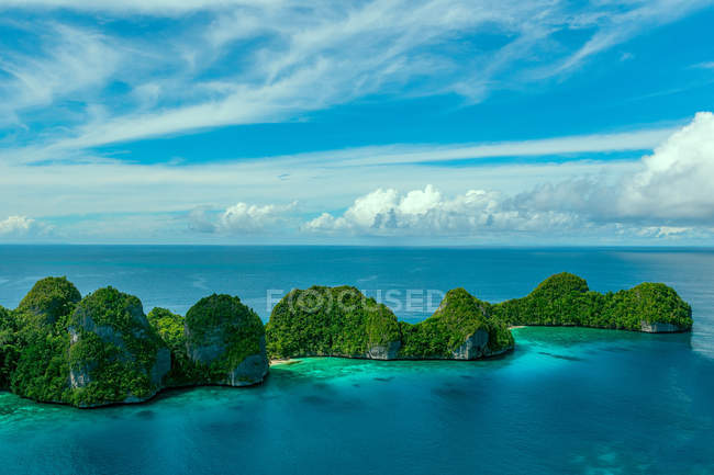 Индонезия, Западное Папуа, Папуа, Раджа, Ваяг, вид с воздуха на небольшие острова в море — стоковое фото
