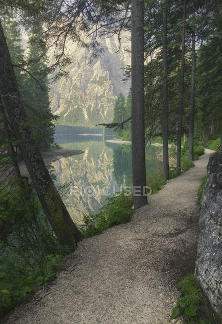 Vista panorámica del camino por el lago Braeis, Tirol del Sur, Italia - foto de stock