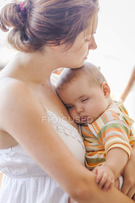 Крупним планом вид матері спить з маленьким хлопчиком — стокове фото