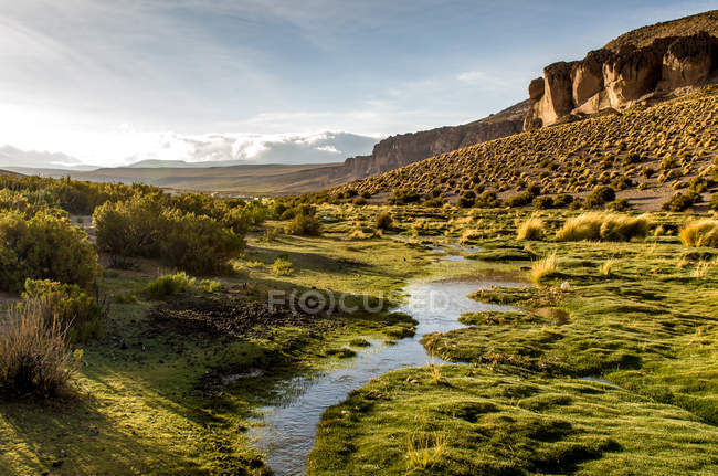 Malerischer Blick auf Fluss und Altiplano bei Sonnenuntergang, Colchane, Tarapaca, Chili — Stockfoto
