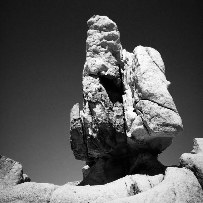 USA, California, Joshua Tree National Park, Formazione rocciosa solitaria a colpo monocromatico — Foto stock