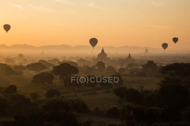 Balões de ar quente em Myanmar ao nascer do sol, Bagan — Fotografia de Stock