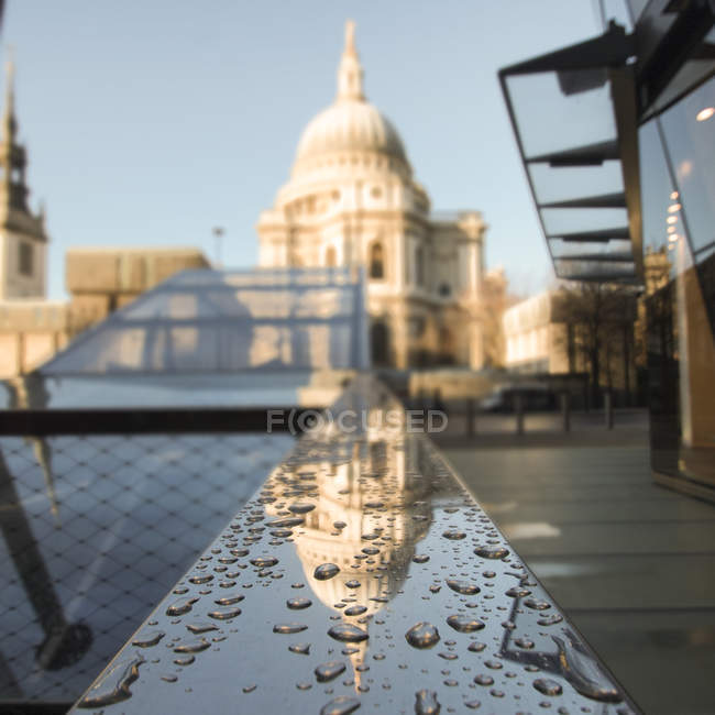 Vista panoramica delle gocce d'acqua con la Cattedrale di St Pauls sullo sfondo, Londra, Regno Unito — Foto stock