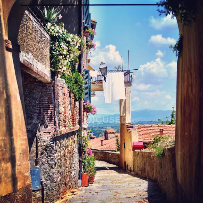Vista panorámica de la hermosa calle en Italia - foto de stock
